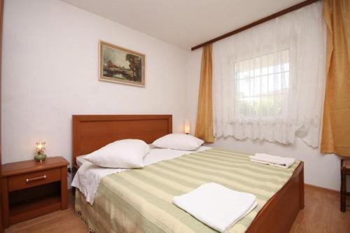 Apartments With A Parking Space Hvar - 8810
