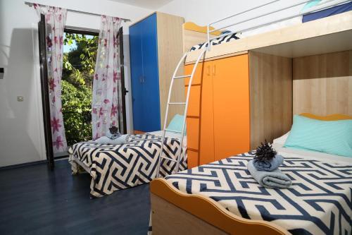 Apartments With A Parking Space Jelsa (hvar) - 5703
