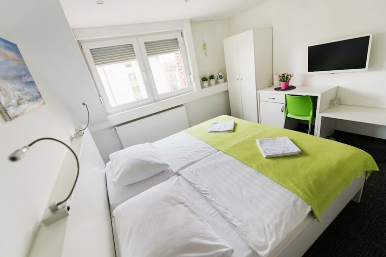 Hostal Tia Apartments And Rooms