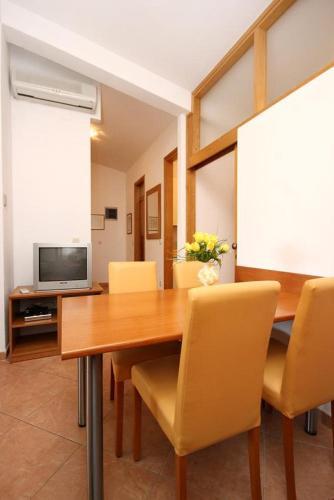 Apartment Baska Voda 10027a
