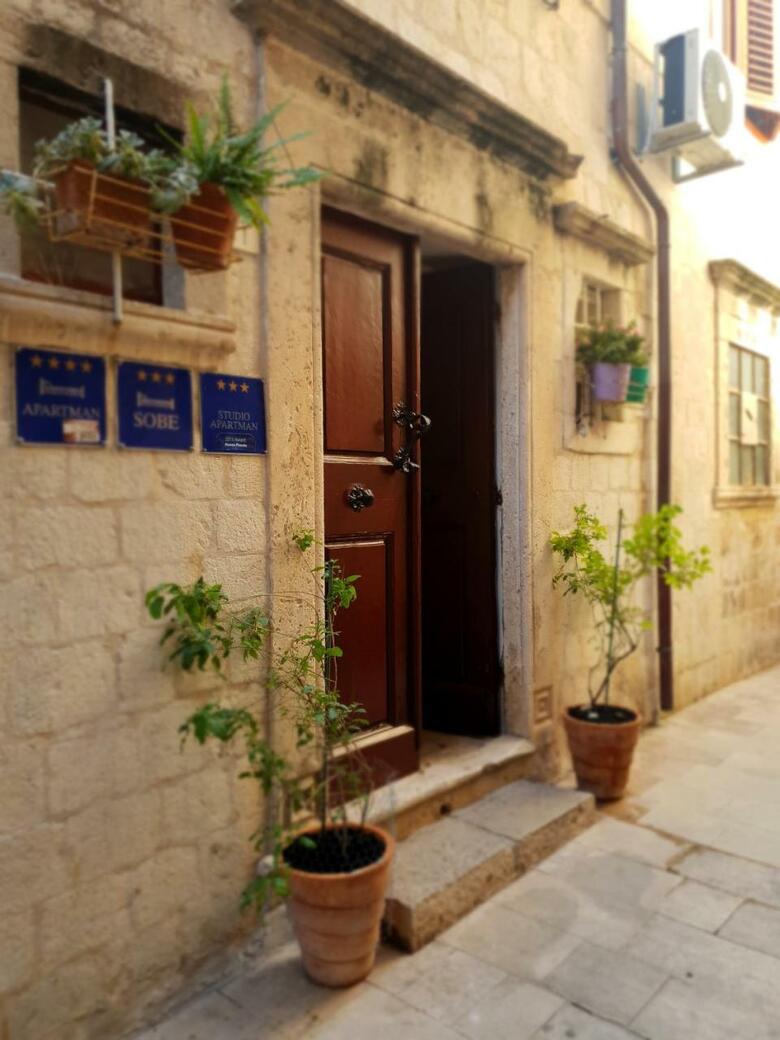 Hostal Placeta Apartments