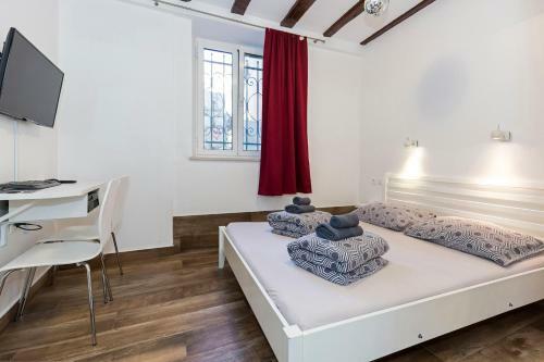 Apinelo Hostel & Apartments