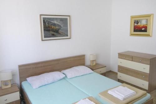 Family Friendly Seaside Apartments Novigrad - 7118