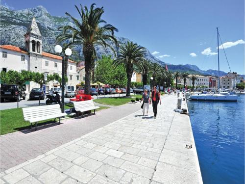 Two-bedroom Apartment Makarska 05