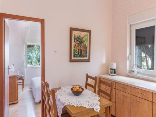 Two-bedroom Apartment Makarska 05