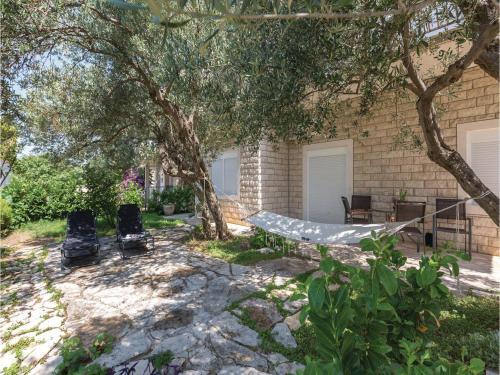 Two-bedroom Apartment Makarska 05