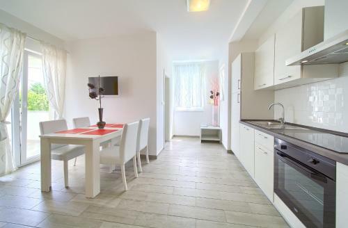 Apartments Mali Nono