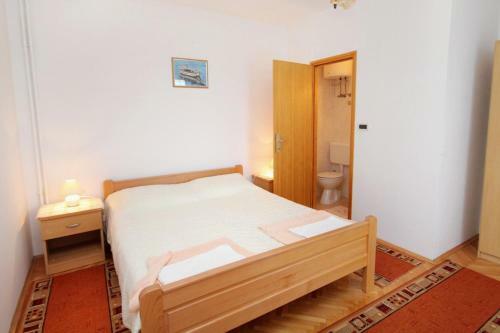 Hostal Rooms With A Parking Space Krk - 5371