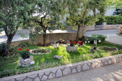 Hostal Rooms With A Parking Space Krk - 5371