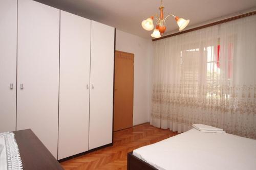 Apartments With A Parking Space Makarska - 6885