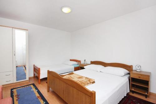 Apartments With A Parking Space Murter - 5084