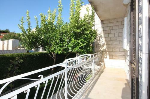 Apartments With A Parking Space Supetar (brac) - 5385