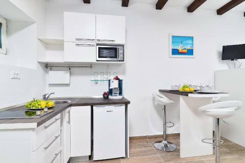 Hostal Apartments And Rooms Kampanel