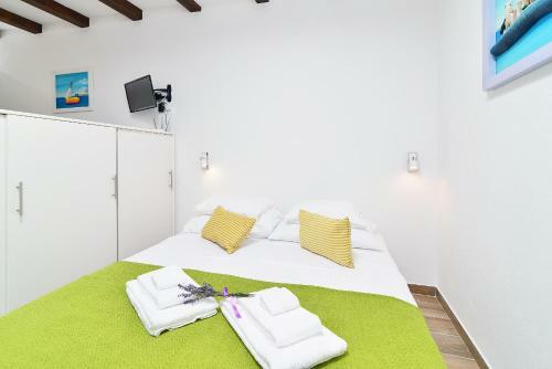 Hostal Apartments And Rooms Kampanel