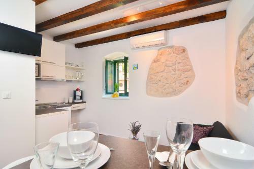 Hostal Apartments And Rooms Kampanel