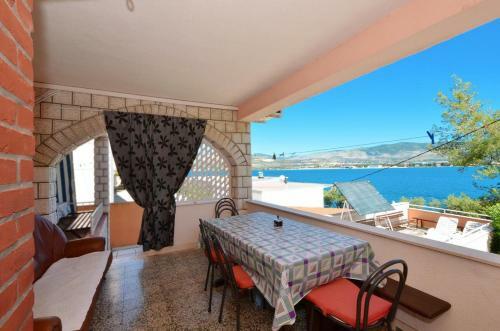 Apartment Arbanija 8651b