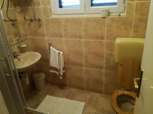 Apartments By The Sea Mirca (brac) - 2854
