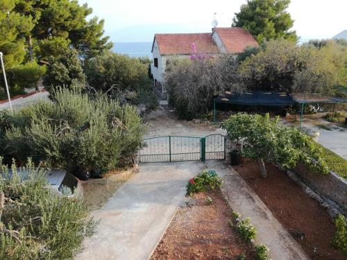 Apartments By The Sea Mirca (brac) - 2854