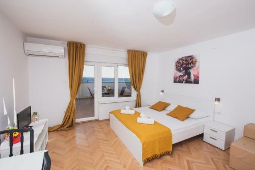 Apartments By The Sea Semy