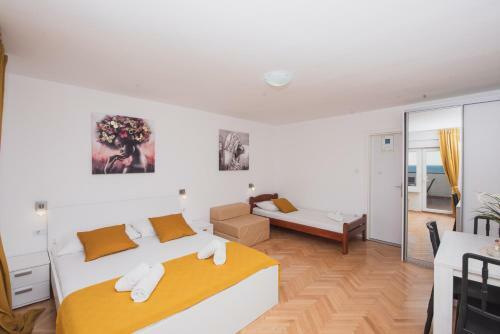Apartments By The Sea Semy