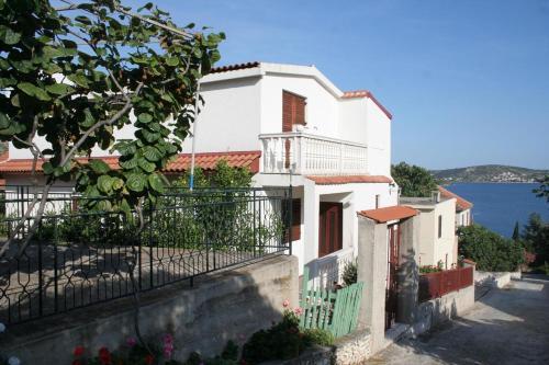 Apartments By The Sea Rogoznica - 4263