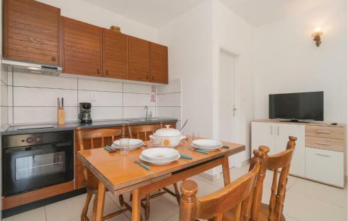 Holiday Home Pucisca With Hot Tub I