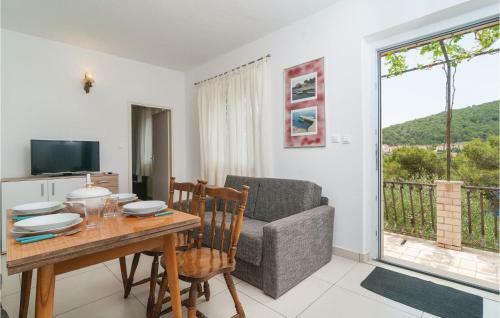 Holiday Home Pucisca With Hot Tub I