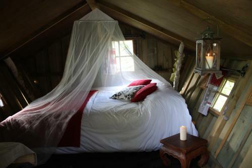 Bed & Breakfast Insolite Dans Les Arbres Les Ormes, Epiniac