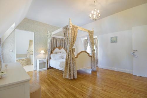 Hostal Ch�teau Du Doux- Holiday Apartments