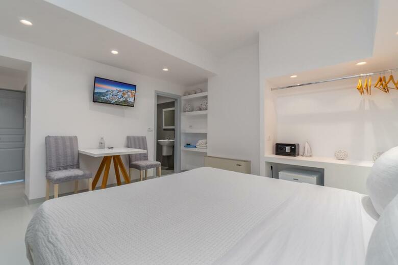 Central Fira Hotel