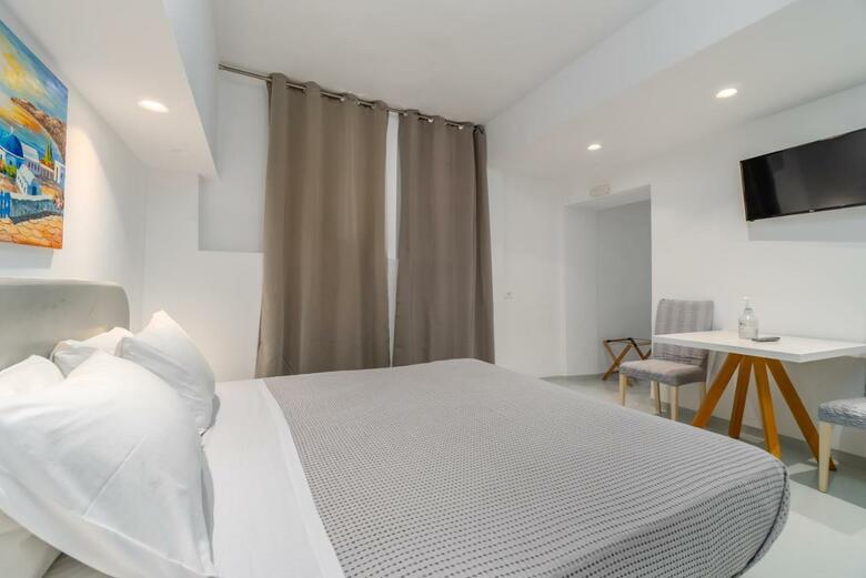 Central Fira Hotel