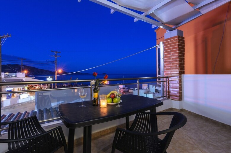 Mouria Studios & Apartments