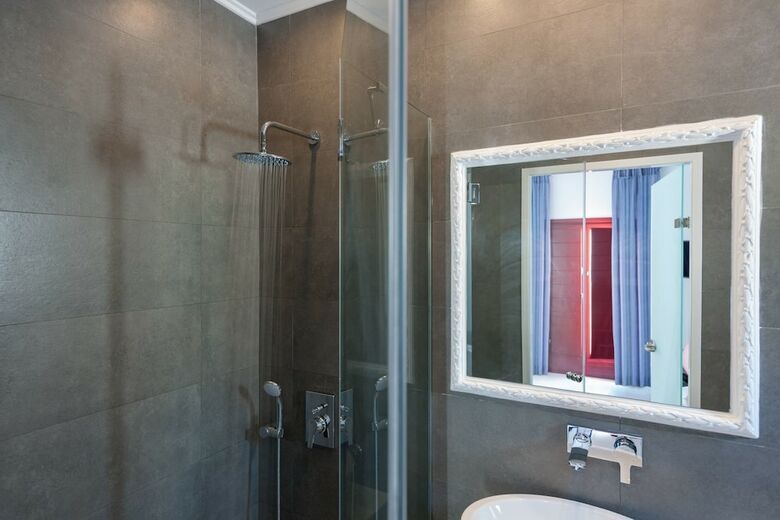 Hotel Crown Suites