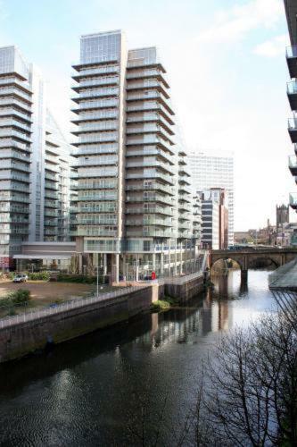 Travelling Light Apartments @ The Edge
