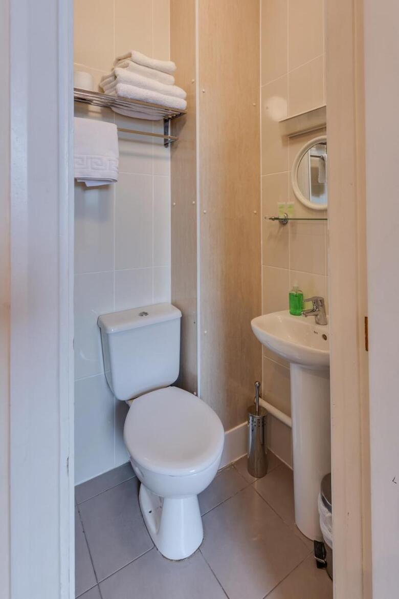 Hostal The Sportsview Guest House