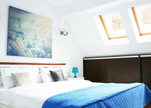 Charming Fireplace Apartment