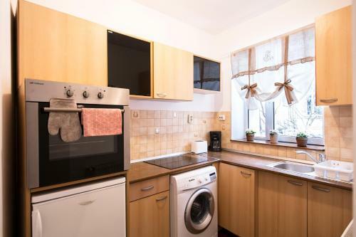 Charming Fireplace Apartment