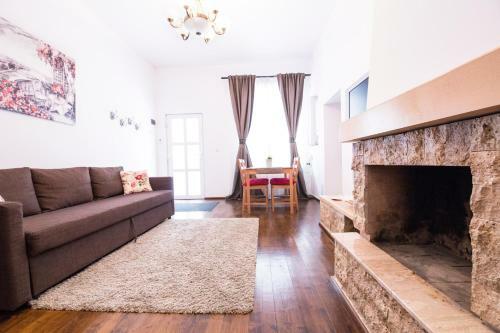Charming Fireplace Apartment