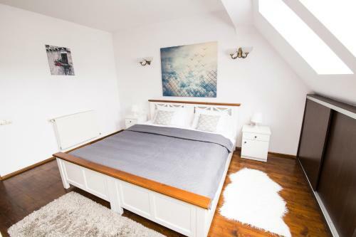 Charming Fireplace Apartment