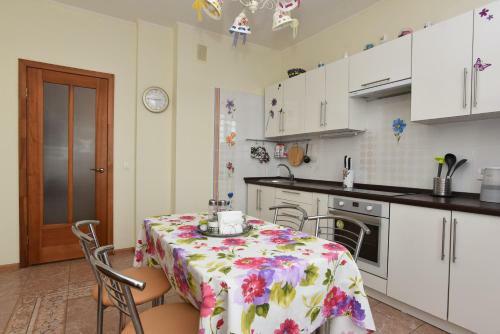 Apartment Domashny Uyut Na Malysheva 4b