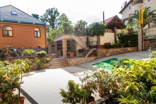 Hostal Dinastiya Guest House