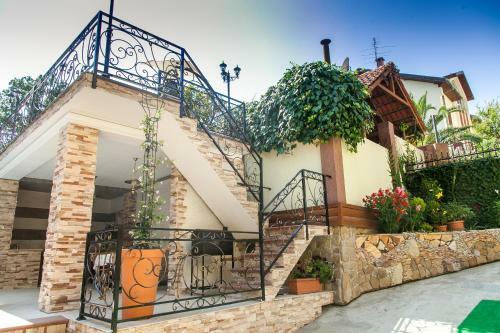Hostal Dinastiya Guest House