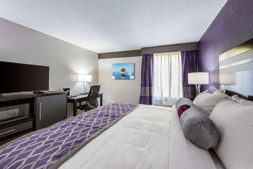 Hotel Clarion Inn & Suites Near Downtown