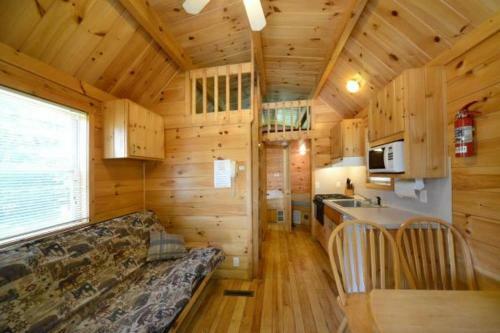 Lake George Escape 28 Ft. Cabin 9