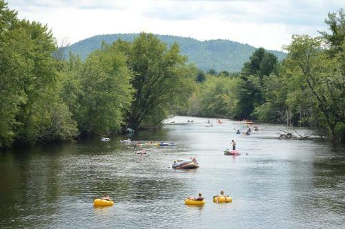 Lake George Escape 28 Ft. Cabin 9