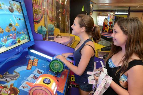 Lake George Escape 28 Ft. Cabin 9