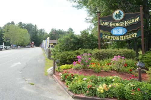 Lake George Escape 28 Ft. Cabin 9