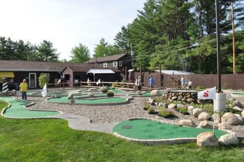 Lake George Escape 28 Ft. Cabin 9