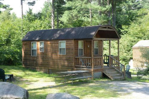 Lake George Escape 28 Ft. Cabin 10