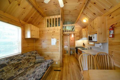 Lake George Escape 28 Ft. Cabin 10